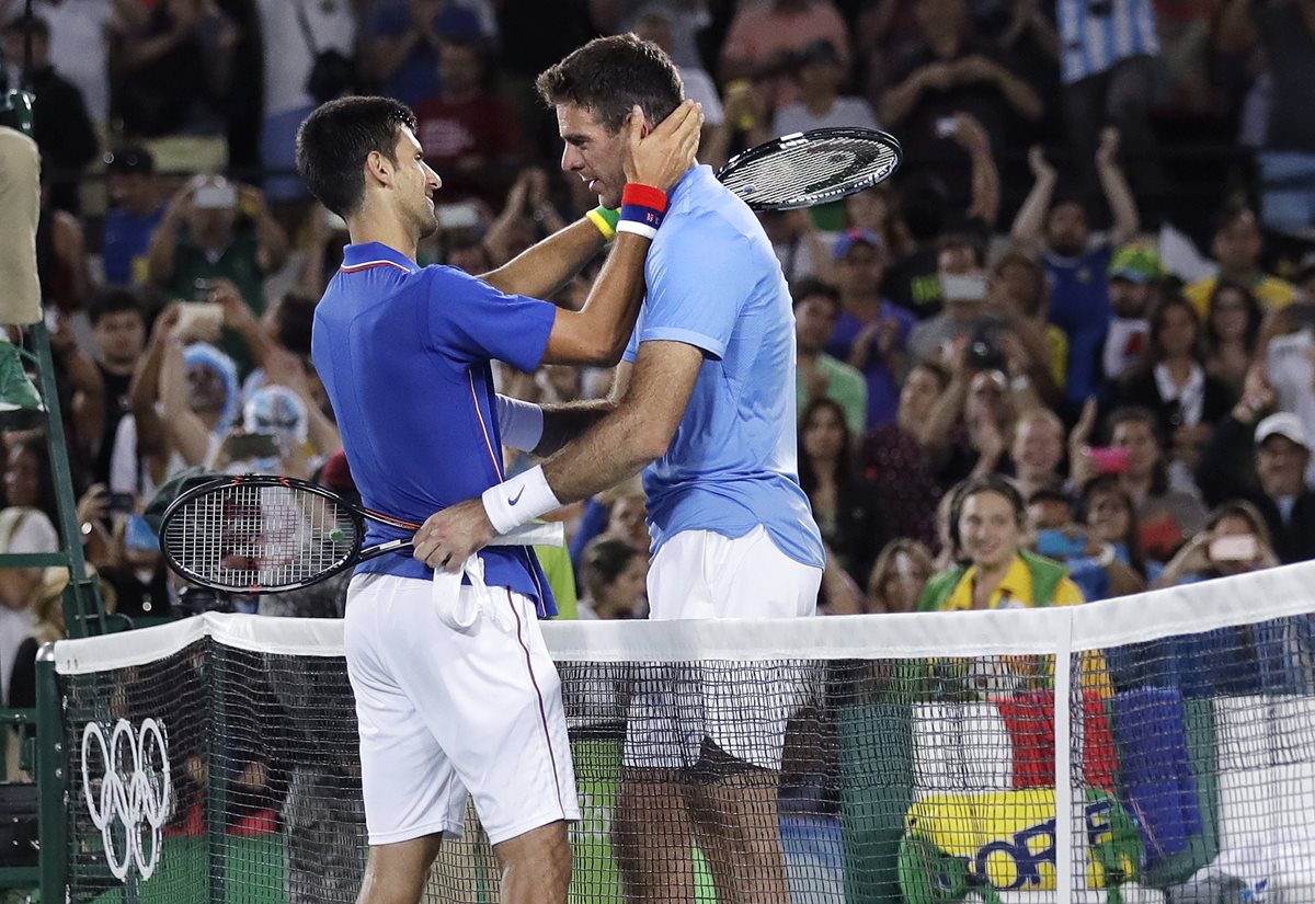 Juan Martin del Potro de Argentina (derecha) y Novak Djokovic al final del juego. (Foto Prensa Libre: AP)
