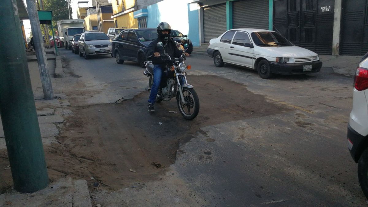El hundimiento en Las Guacamayas, zona 4 de Mixco fue rellenado este lunes, pero aún se debe colocar el asfalto que se removió. (Foto Prensa Libre: Erick Ávila)