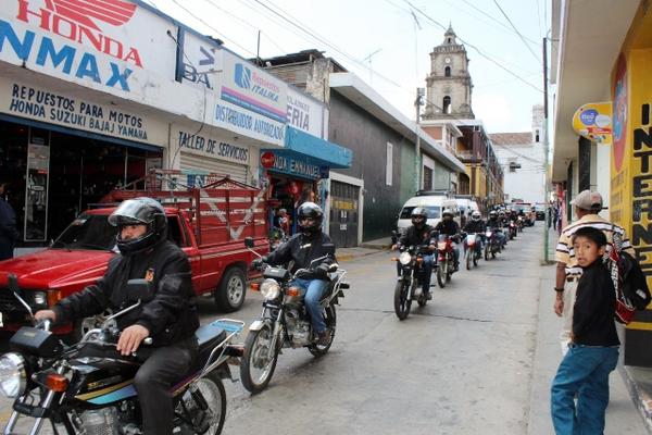 A bordo de sus motocicletas, Bomberos voluntarios de Quiche  viajan a compartir con sus compaeros de la 120 Compania de San Juan la  Laguna, Solola (Foto Prensa Libre: O. Figueroa)