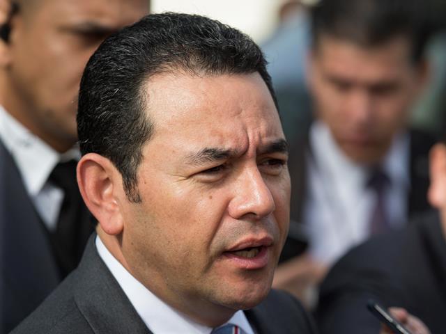 El presidente de Guatemala, Jimmy Morales, habla con la prensa a su llegada a la LI Cumbre de Jefes de Estado del Sistema de la Integración Centroamericana (Sica) (Prensa Libre: EFE/Orlando Barría)