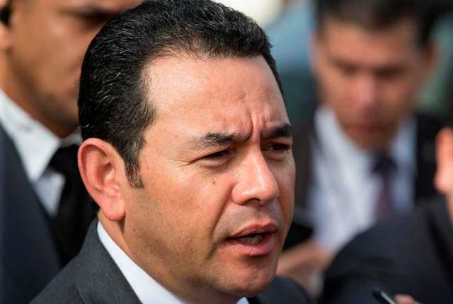El presidente de Guatemala, Jimmy Morales, habla con la prensa a su llegada a la LI Cumbre de Jefes de Estado del Sistema de la Integración Centroamericana (Sica) (Prensa Libre: EFE/Orlando Barría)