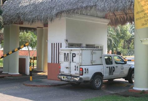 Un vehículo del Ministerio Público ingresa al hotel donde ocurrió el doble asesinato.