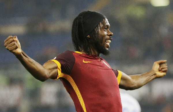 Gervinho celebra uno de los goles que le dio el triunfo a la AS Roma. (Foto Prensa Libre: AP)
