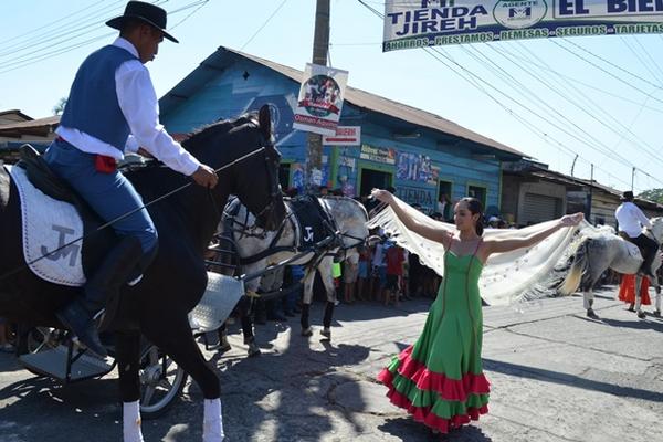 Desfile recorrió calles del área urbana de San Felipe. (Foto Prensa Libre: Jorge Tizol)<br _mce_bogus="1"/>