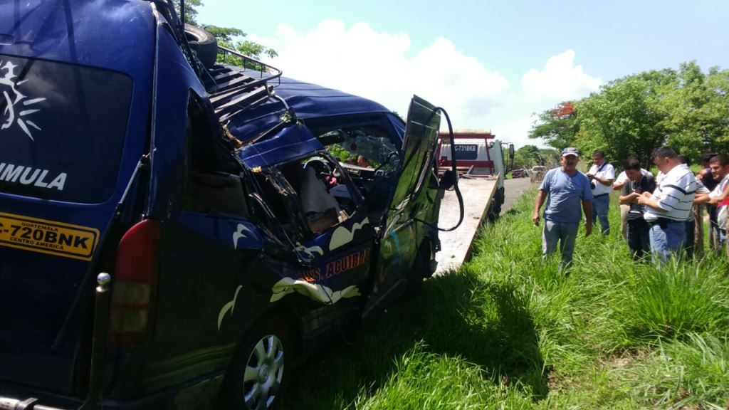 Unidad de transporte quedó con severos daños en Santa Catarina Mita, Jutiapa. (Foto Prensa Libre: Óscar González).
