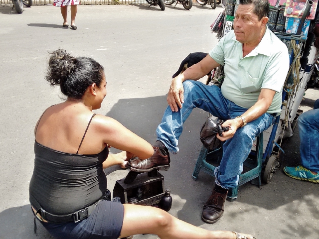 La falta de fuentes de empleo obliga a Sabrina Elizabeth Peña a lustrar zapatos en las calles de Barberena, Santa Rosa. (Foto Prensa Libre: Oswaldo Cardona)