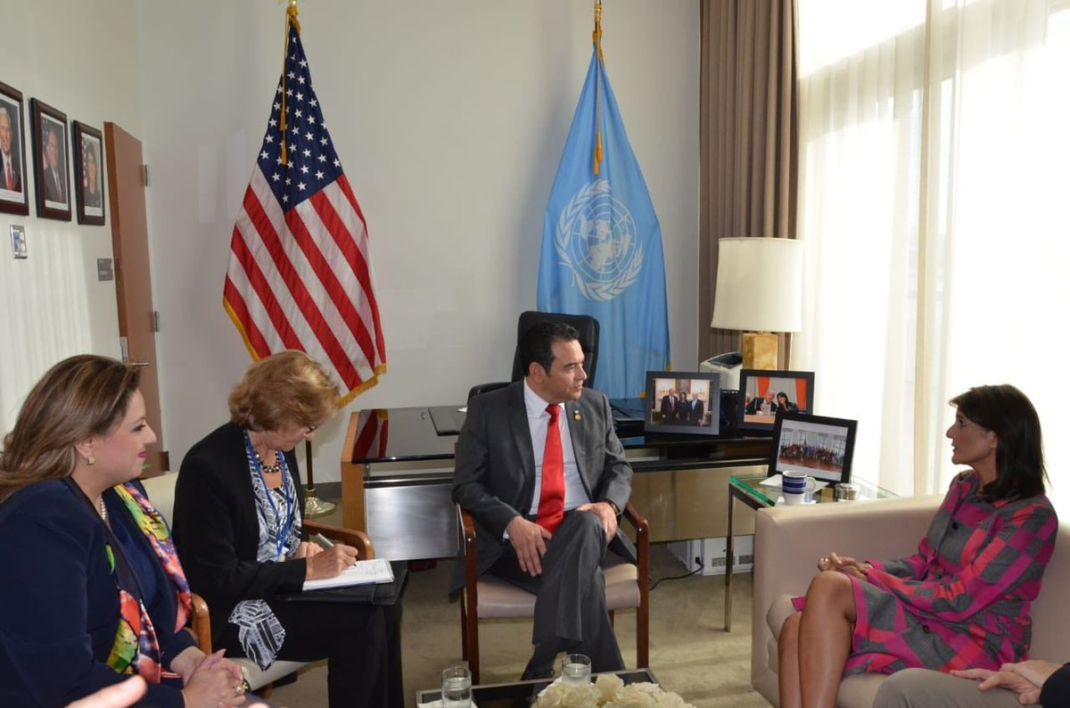 El presidente Jimmy Morales conversa con la embajadora de EE. UU. ante la ONU, Nikki Haley. (Foto: Minex)