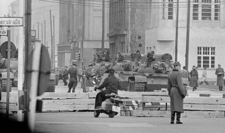 Soviéticos y alemanes orientales desplegaron un "anillo de hierro" con tanques en apoyo a las obras del muro.GETTY IMAGES