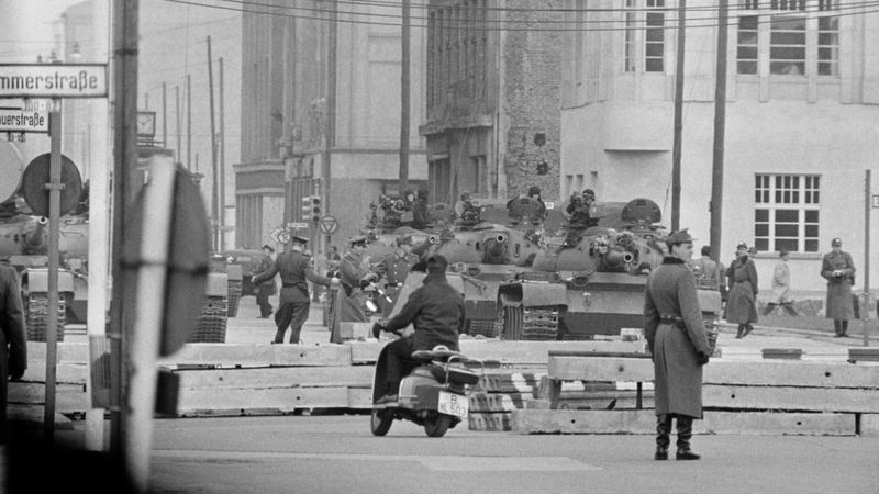 Soviéticos y alemanes orientales desplegaron un "anillo de hierro" con tanques en apoyo a las obras del muro.GETTY IMAGES