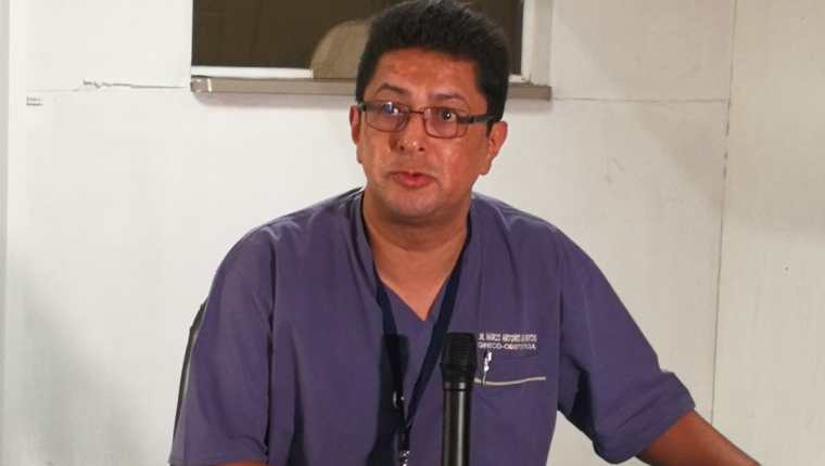 El director del Hospital Roosevelt Marco Antonio Barrientos explica los recientes exámenes practicados a los siameses. (foto Prensa Libre)