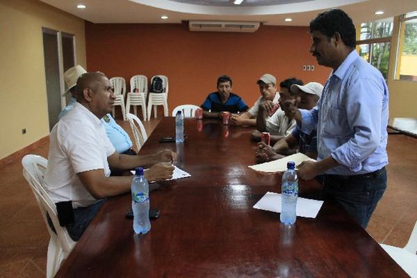 Líderes comunitarios, en la reunión con el gobernador.