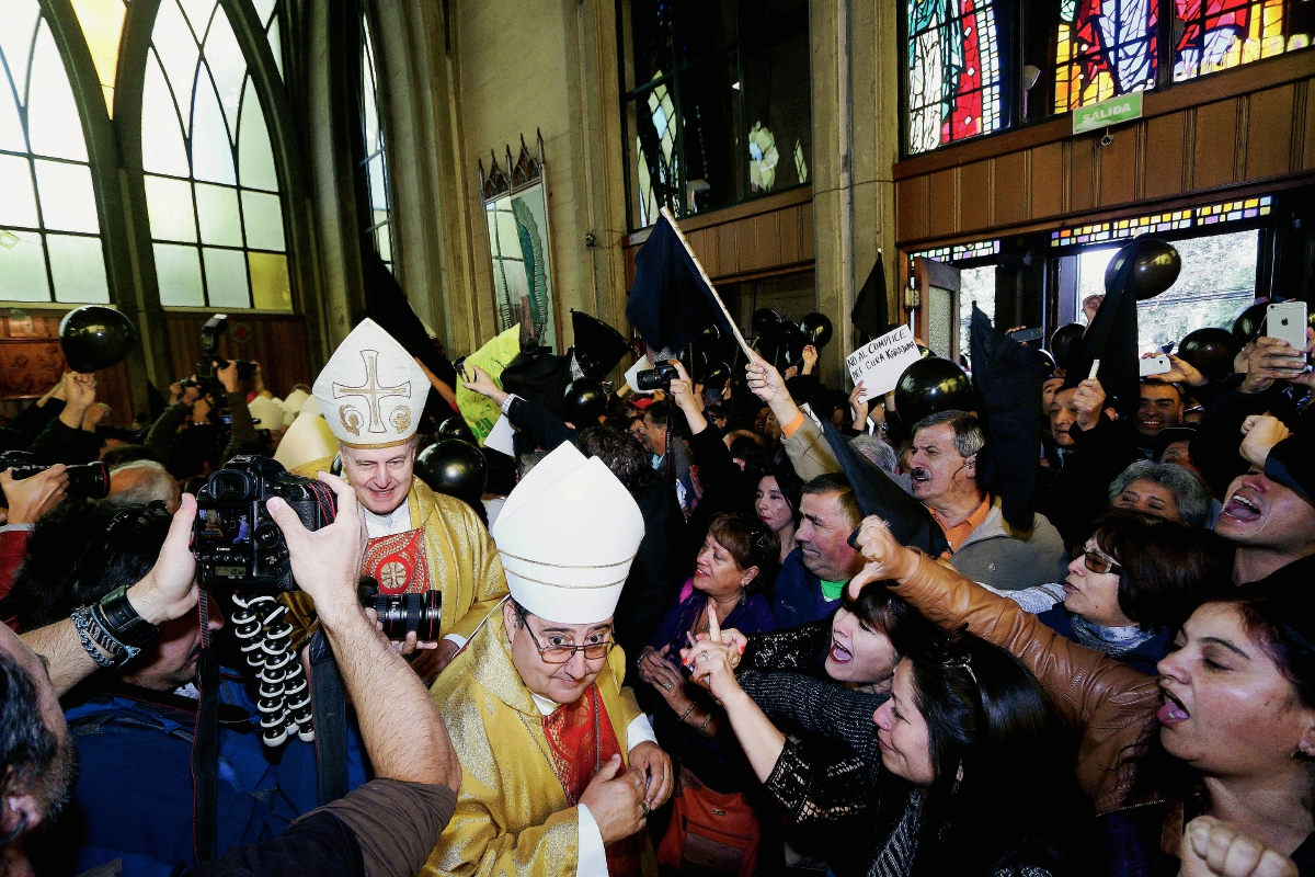 El polémico obispo de Osorno, Juan Barros. (Foto Prensa Libre: AP).