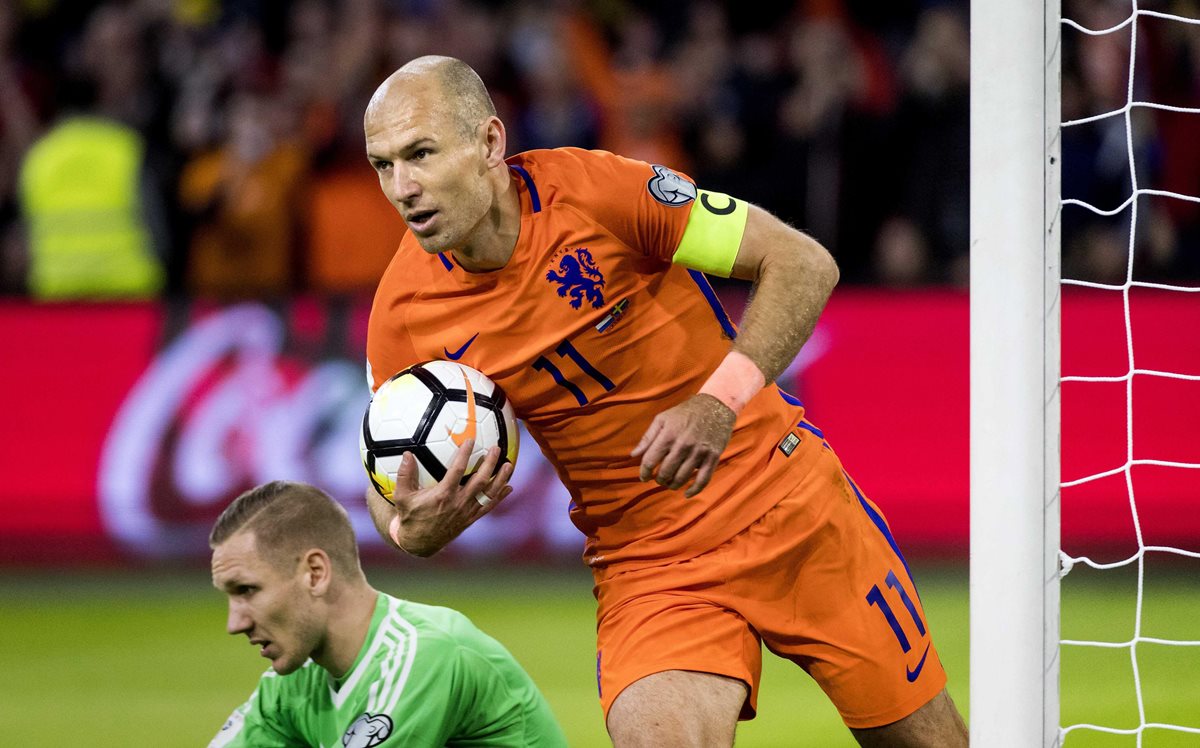 El jugador holandés celebra uno de sus dos goles en el triunfo contra Suecia. (Foto Prensa Libre: EFE).