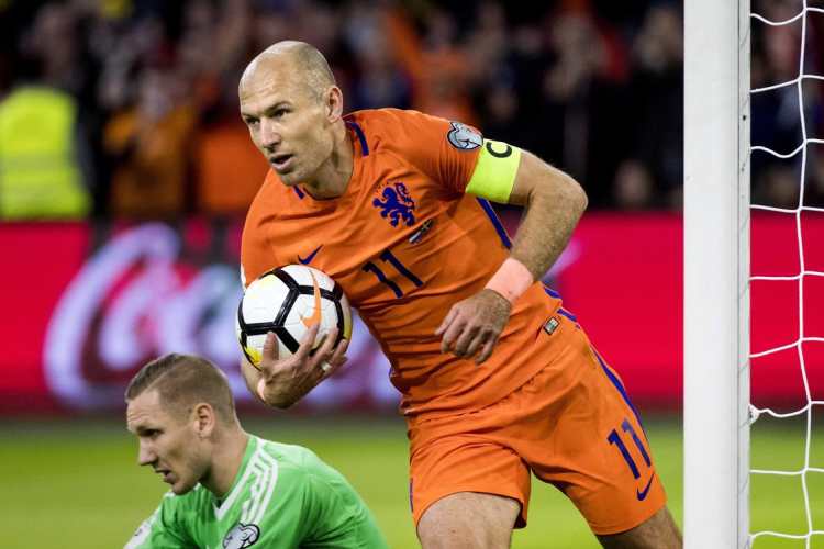 El jugador holandés celebra uno de sus dos goles en el triunfo contra Suecia. (Foto Prensa Libre: EFE).