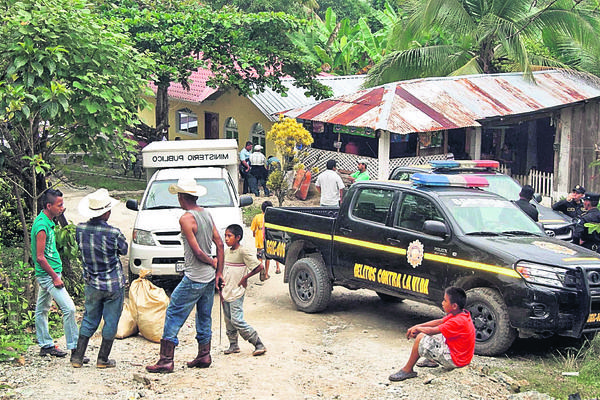 MP y PNC hacen las investigaciones, luego de haberse cometido la matanza de siete personas  en tres aldeas de Morales, Izabal, donde la noche del viernes ingresó un grupo armado. (Foto Prensa Libre: Edwin Perdomo)