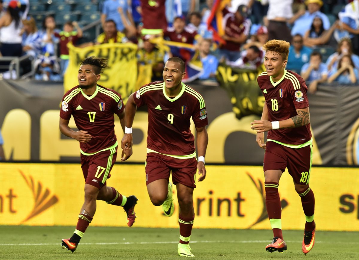 Salomón Rondón festejo a sus compañeros la anotación. (Foto Prensa Libre: AFP)