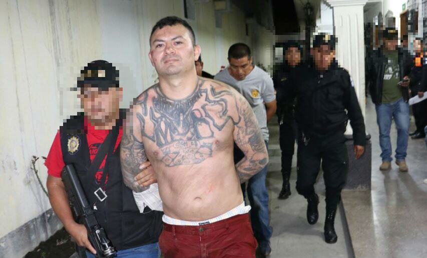 Ángel Reyes es custodiado por agentes de la DEIC. (Foto: PNC)