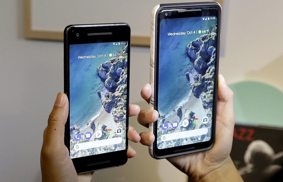 Los teléfonos Google Pixel 2 XL y su nueva pantalla POLED presentan quemaduras (Foto Prensa Libre: AP).
