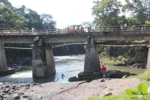 Puente Santa Elena, en Río Bravo, Suchitepéquez, que está dañado.