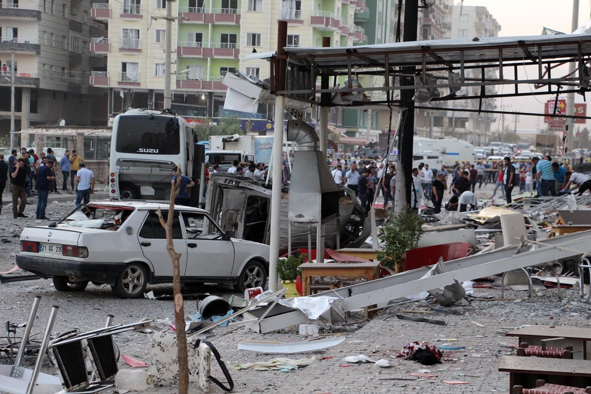 La Policía busca en el área donde ocurrió el ataque en Mardin a los sospechosos. (Foto Prensa Libre: AP).