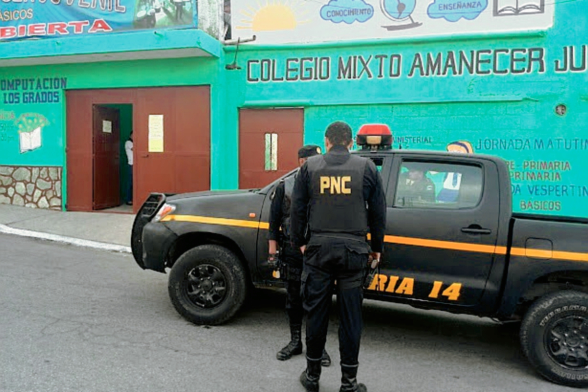 Policía resguarda el colegio. (Foto Prensa Libre: Estuardo Paredes)