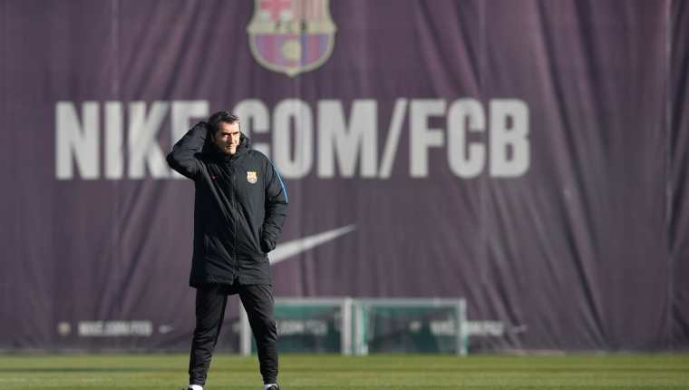 El técnico del FC Barcelona, Ernesto Valverde, observa a sus jugadores durante el último entrenamiento de su equipo previo al clásico. (Foto Prensa Libre: AFP)