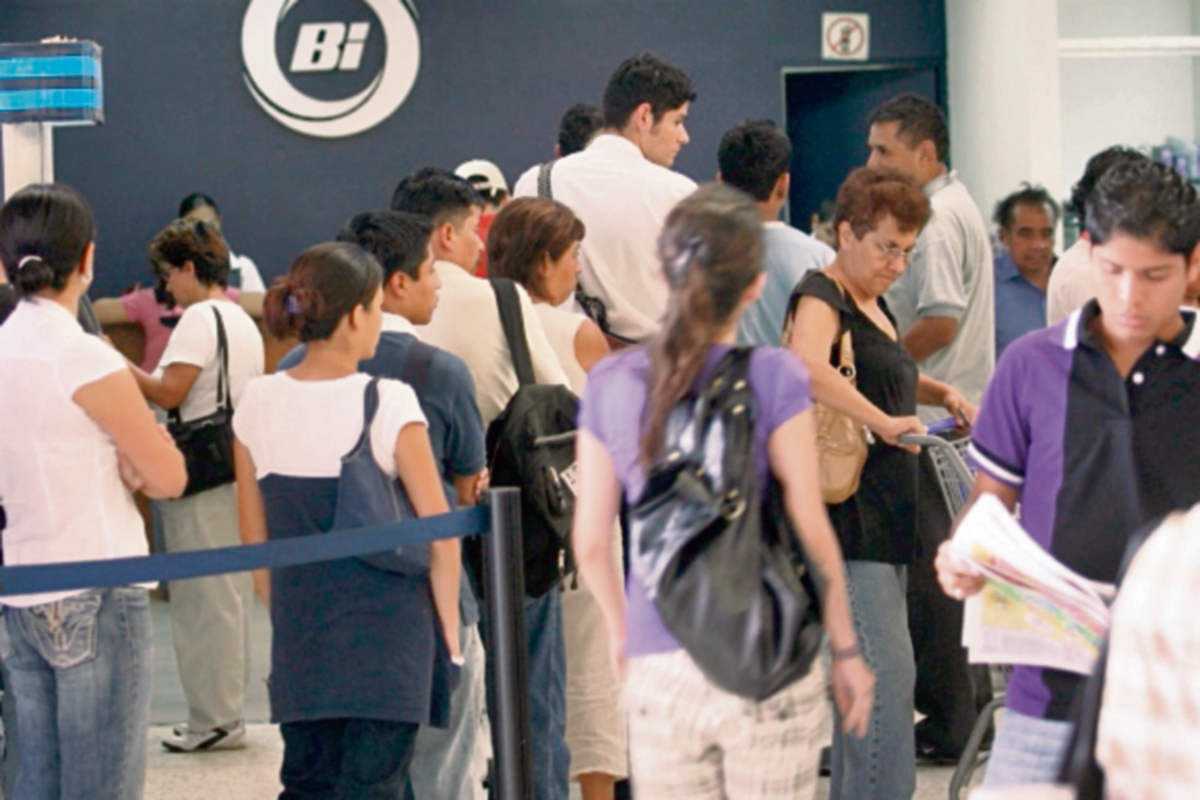 entidades bancarias   atenderán en  centros comerciales.