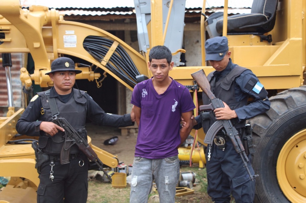 El capturado es trasladado a la cárcel de Santa Elena, Flores, Petén. (Foto Prensa Libre: Rigoberto Escobar)