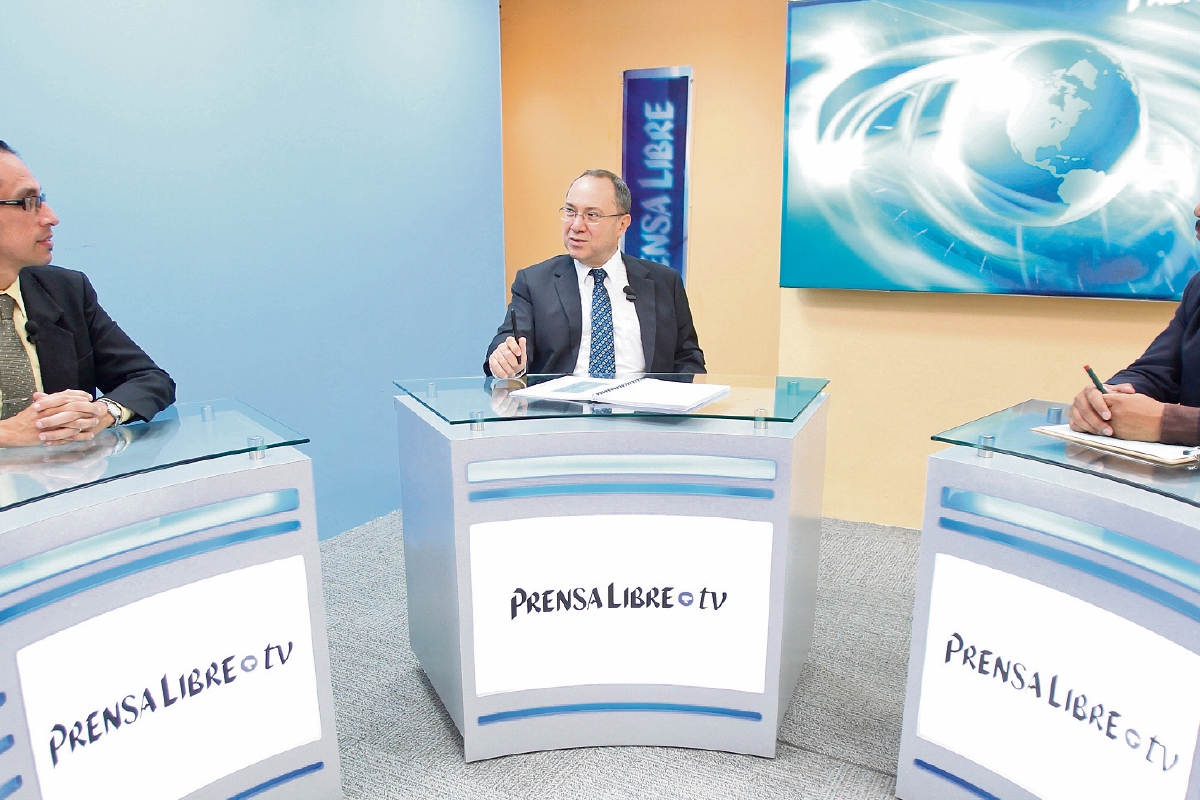 ÉDGAR MONZÓN, al centro, conversa con Geovanni Contreras y Gustavo Montenegro.