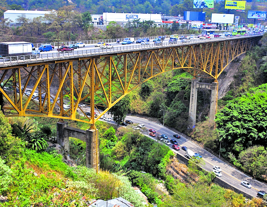 El puente Belice es el principal paso de vehículos hacia el norte del país. (Foto Prensa Libre: Hemeroteca PL).