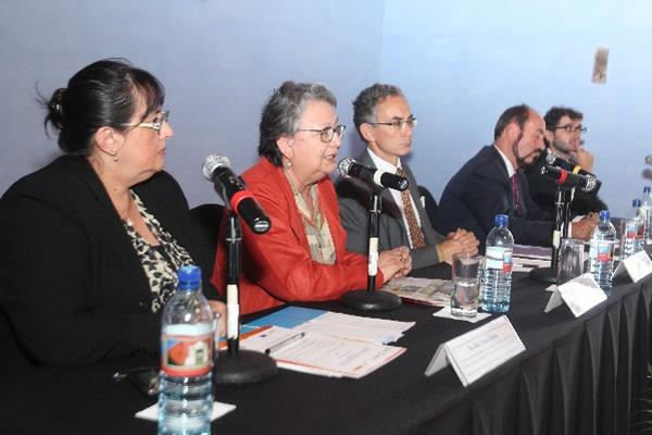 expositores,  durante presentación  del protocolo, en Antigua Guatemala.