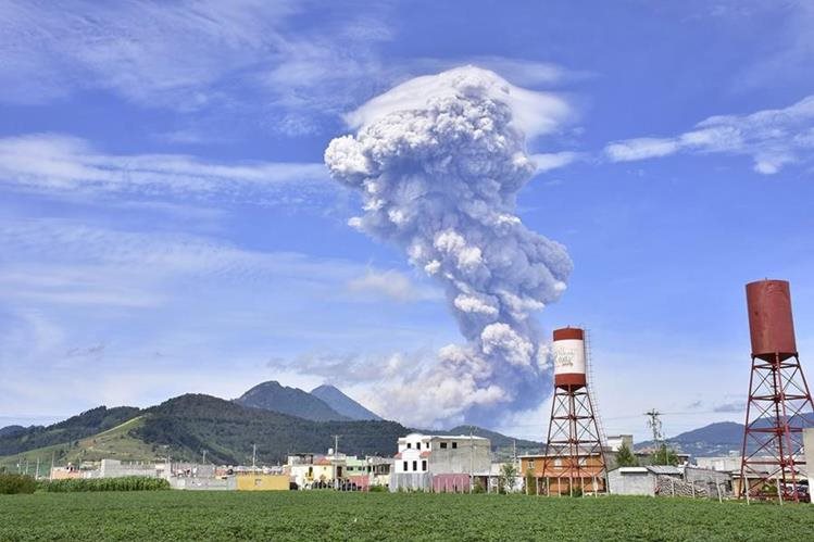 El Volcán Santiaguito, en Quetzaltenango, lleva varios meses en actividad. La semana pasada tuvo una fuerte erupción. (Foto, Prensa Libre: Hemeroteca PL)