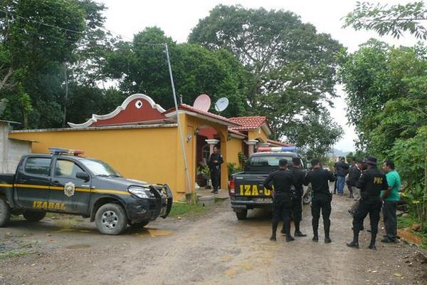 Agentes de la PNC realizan allanamiento en una vivienda donde  fueron capturados presuntos sicarios, en Puerto Barrios. (Foto Prensa Libre: Edwin Perdomo)   <br _mce_bogus="1"/>