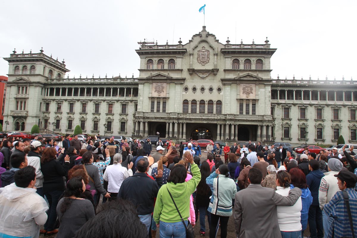 Varias jornadas de oración se han efectuado frente al Palacio Nacional de la Cultura. (Foto Prensa Libre: Hemeroteca PL)