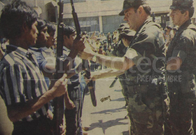 Militares entregan fusiles a nuevos patrulleros de autodefensa civil en Sacatepéquez en 1990. (Foto: Hemeroteca PL)