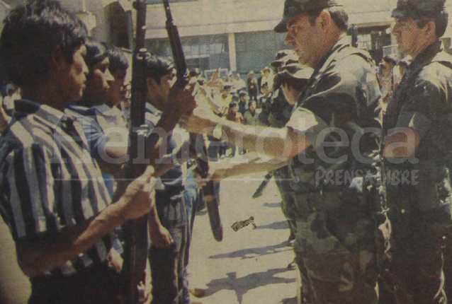 Militares entregan fusiles a nuevos patrulleros de autodefensa civil en Sacatepéquez en 1990. (Foto: Hemeroteca PL)