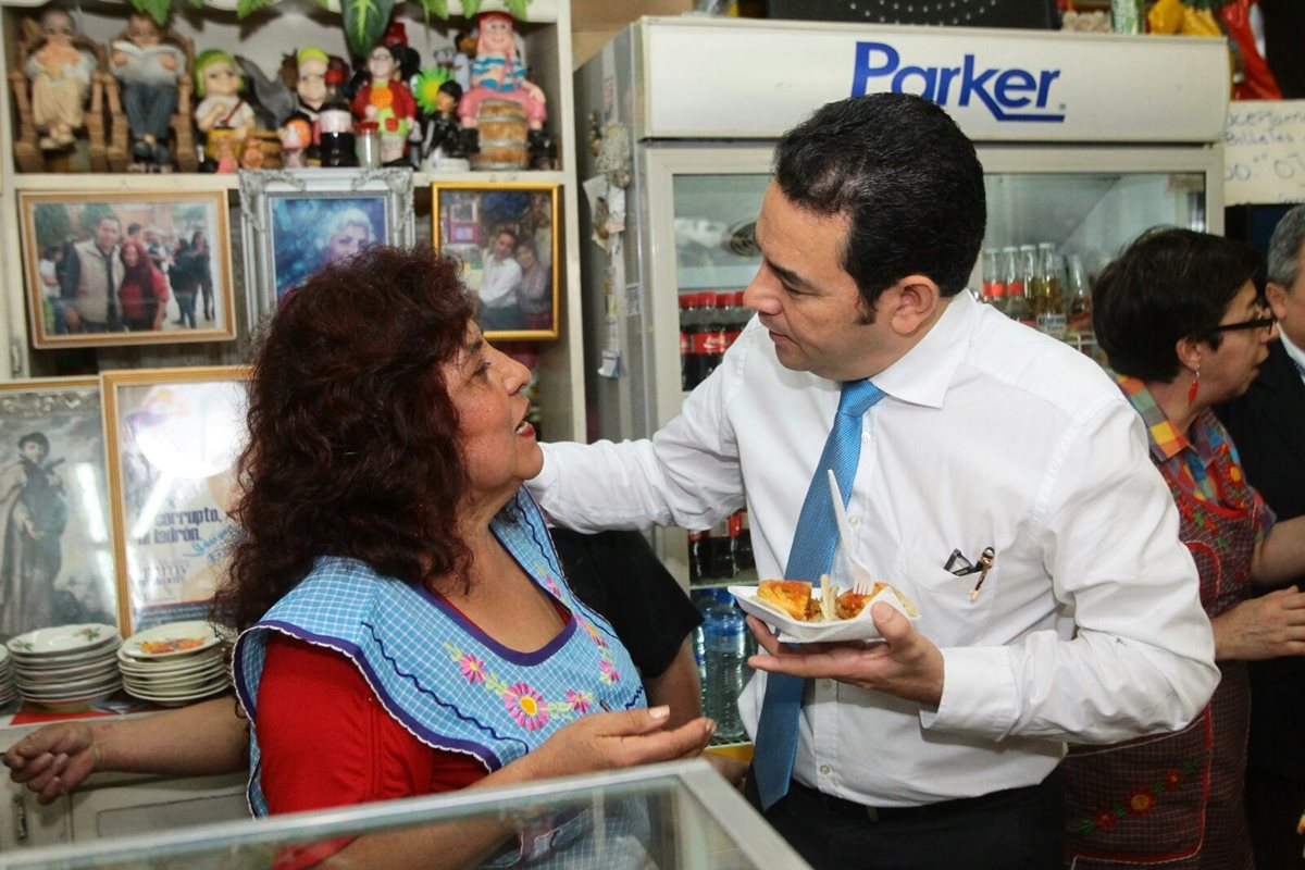 Morales visitó a los vendedores del Mercado Central. (Foto Prensa Libre: Álvaro Interiano)