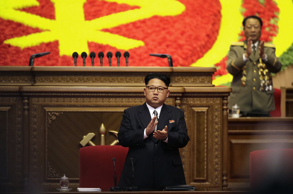 Kim Jong-un aparece en el escenario mientras es vitoreado por los asistentes. (Foto Prensa Libre: AP).