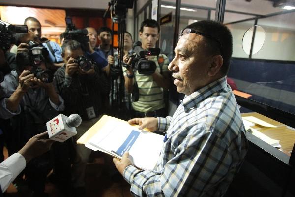 el abogado Hugo Archila da el documento en la CC.