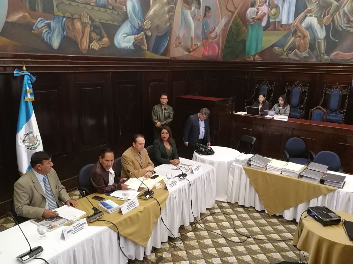 Comisión Pesquisidora solicitó una prórroga para entregar el informe circunstanciado, el cual ofrecieron para mañana al mediodía. (Foto Prensa Libre: Esbin García)