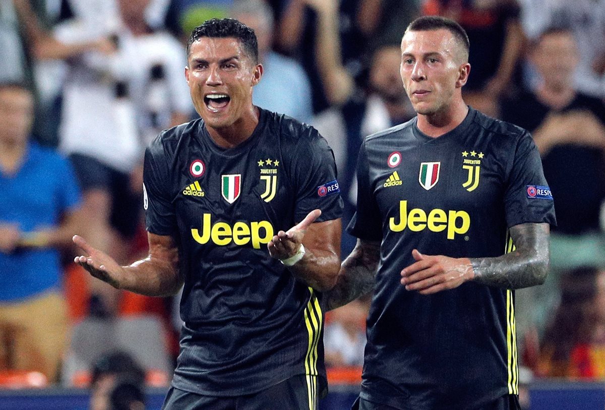 Cristiano Ronaldo salió entre lágrimas de la cancha de Mestalla. (Foto Prensa Libre: EFE)