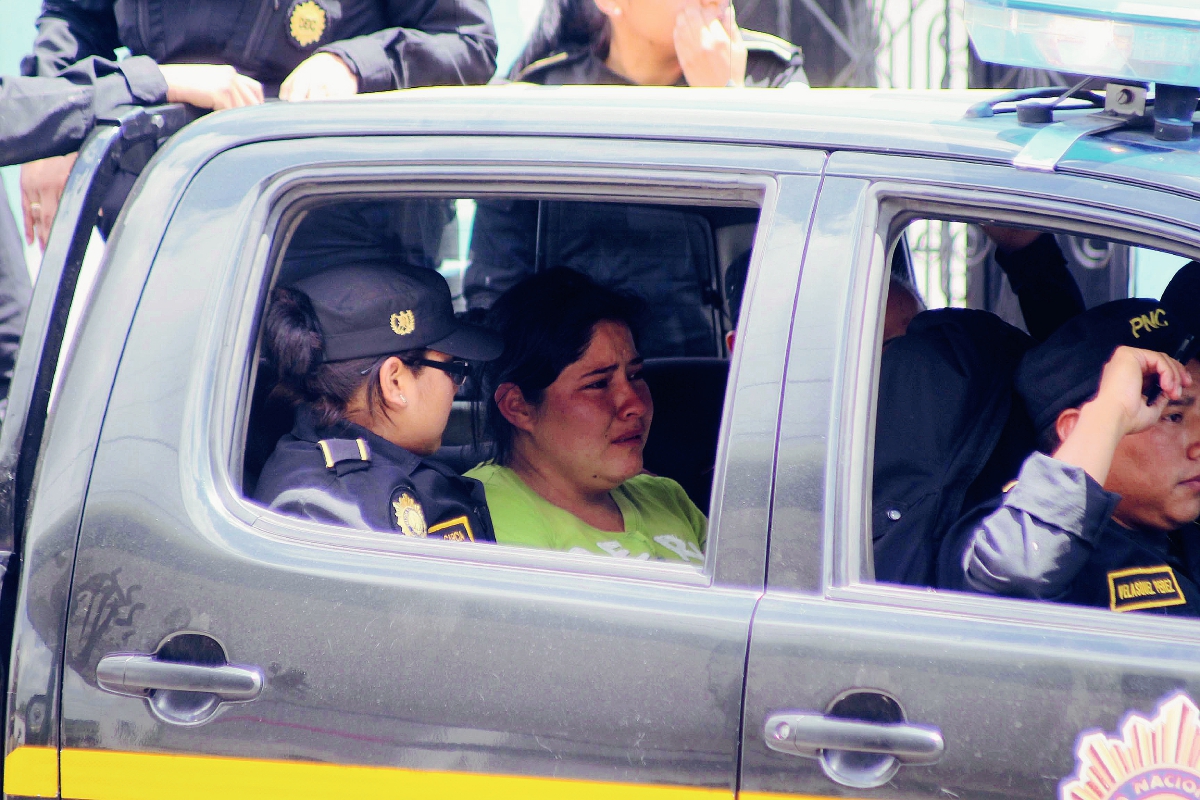 Dulce Alejandra  González Maldonado es capturada y trasladada por la PNC hacia la comisaría de Jalapa. (Foto Prensa Libre: Hugo Oliva)