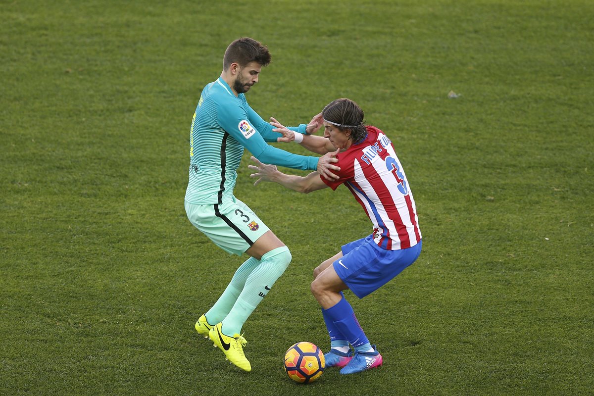 Gerard Piqué en una acción durante el partido del Barcelona y Atlético de Madrid. (Foto Prensa Libre: AP)