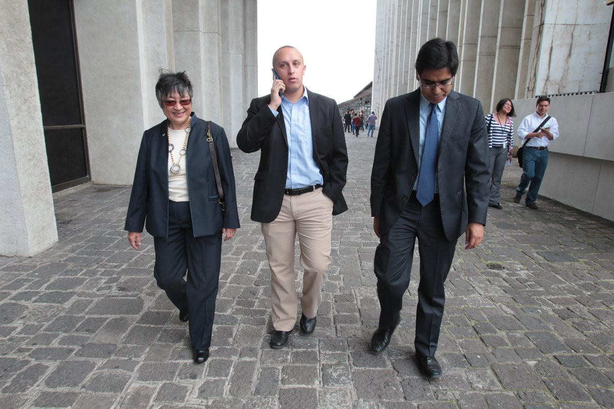 Representantes de la Sociedad Civil luego de pronunciarse frente a la CSJ. (Foto Prensa Libre: Paulo Raquec)