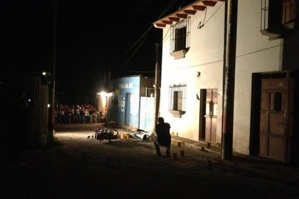 PNC acordona el lugar del crimen. (Foto Prensa Libre: Miguel López)<br _mce_bogus="1"/>