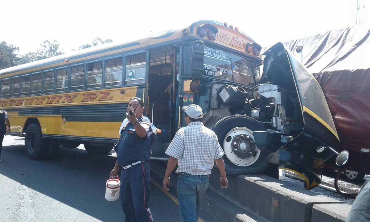 Autoridades de Tránsito de Villa Nueva coordinan la movilización de los automotores involucrados en el accidente en el km 20 de la ruta al Pacífico. (Foto Prensa Libre: Dalia Santos)