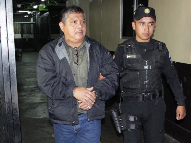 Byron López Flores, enfermero del hospital San Juan de Dios, fue capturado por intentar sustraer medicamentos. (Foto Prensa Libre:)