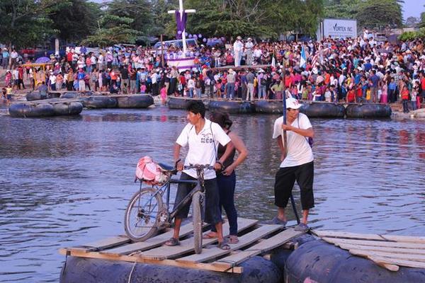 A la orilla del río Suchiate feligreses y pobladores de San Marcos participaron en el viacrucis del migrante. (Foto Prensa Libre: Edgar Octavio Girón)