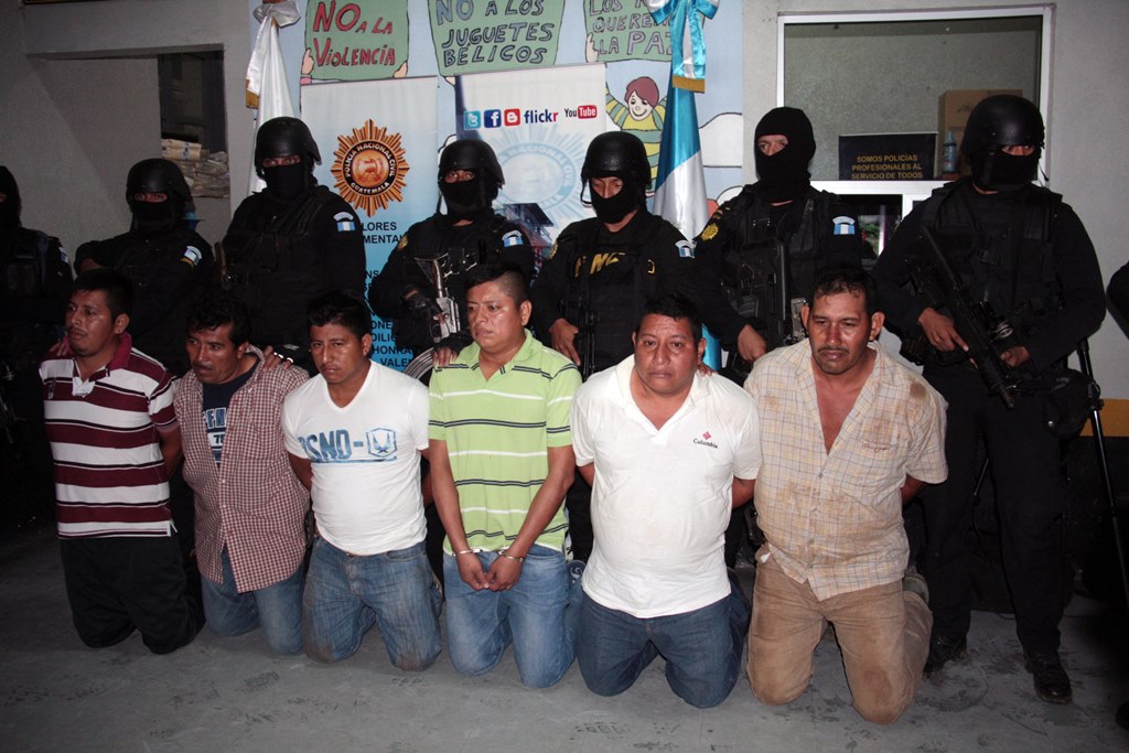 Autoridades llevan a prisioneros a cárcel Granja Penal Cantel, de Cantel, Quetzaltenango. (Foto Prensa Libre: Carlos Ventura)