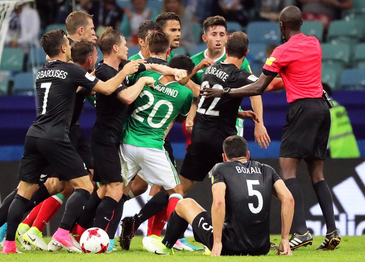 El encuentro finalizó con un enfrentamiento entre jugadores mexicanos (verde) y de Nueva Zelanda (negro).